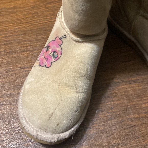 UGG Classic Short w cute design! Size 6 - Picture 6 of 11